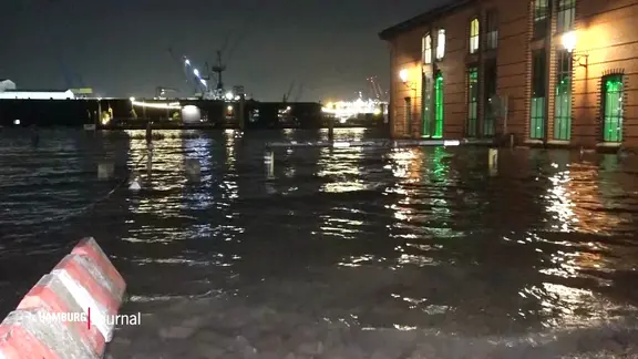Sturmflut am Hamburger Fischmarkt.