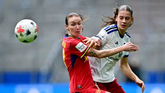 Leni Eggert vom HSV (r.) und Sara Pusztai von RB Leipzig