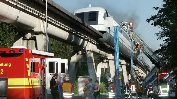 Rettungskräfte an der Unfallstelle des verunglückten Transrapid auf der Teststrecke bei Lathen am 22. September 2006.