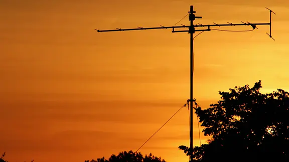 Eine Antenne auf einem Dach