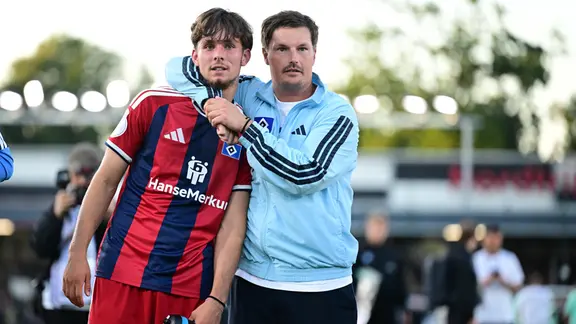 Angreifer Otto Stange und Trainer Merlin Polzin (v.l.) vom Hamburger SV
