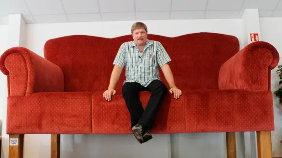 Manfred Hicken baut Ostfriesensofas in allen Größen und Farben.
