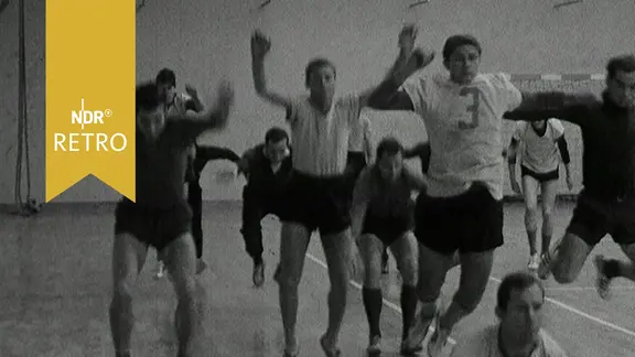 Fußballspieler von Eintracht Braunschweig in einer Sporthalle beim Aufwärmtraining (1965)