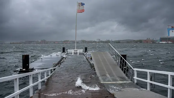 Sturmflut an der Ostsee sorgt auch in Kiel für steigende Wasserpegel