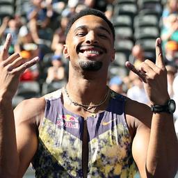 Zehnkämpfer Leo Neugebauer posiert zum Jubel beim Istaf im Berliner Olympiastadion (Bild: picture alliance/dpa/Andreas Gora)