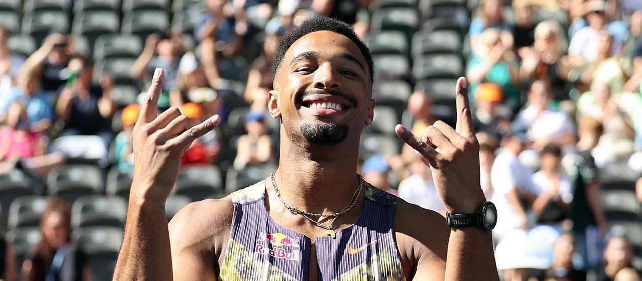 Zehnkämpfer Leo Neugebauer posiert zum Jubel beim Istaf im Berliner Olympiastadion (Bild: picture alliance/dpa/Andreas Gora)