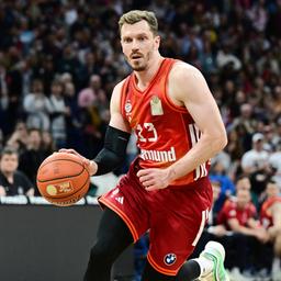 Münchens Andreas Obst im Dribbling