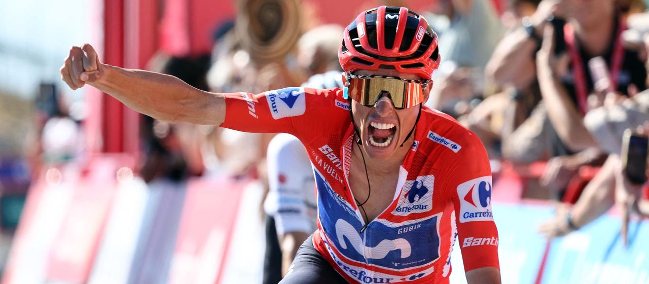Radprofi Enric Mas (Spanien) im Roten Trikot des Gesamführenden bei der Vuelta a Espana