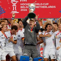 Die deutschen Hockey-Männer bei der WM-Siegerehrung 2026 mit WM-Pokal