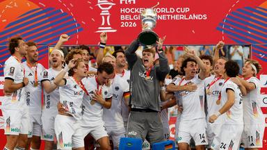Die deutschen Hockey-Männer bei der WM-Siegerehrung 2026 mit WM-Pokal
