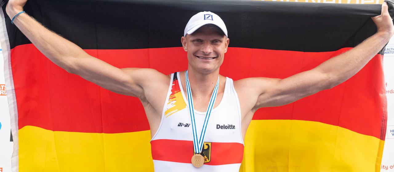 Oliver Zeidler jubelt mit der Deutschland-Flagge