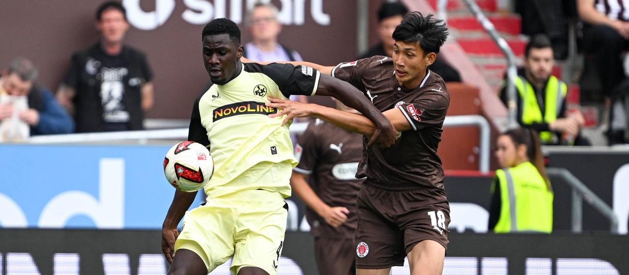 Fußballprofi Maxwell Gyamfi (l.) im Zweitligaspiel seines 1. FC Kaiserslautern bei St. Pauli