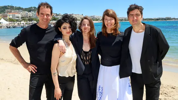 Die Filmschaffenden v.l.n.r. Tom Tykwer, Kurdwin Ayub, Helene Hegemann, Nora Fingscheidt, İlker Çatak am Strand von Cannes.