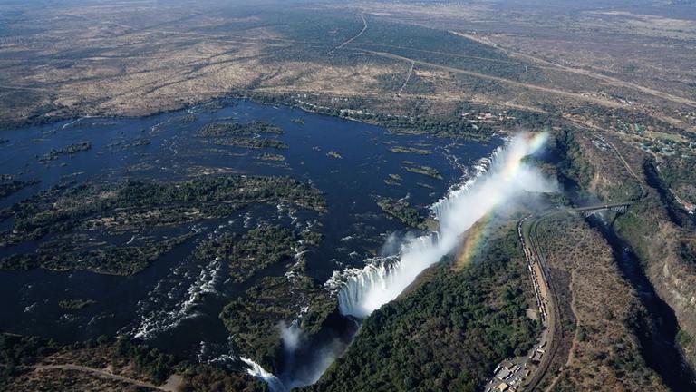 Ein Regenbogen über den Victoriafällen am Sambesi an der Grenze zwischen Sambia und Simbabwe. (Archivbild: 29.06.2018)