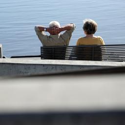 Renter sitzen auf einer Bank 