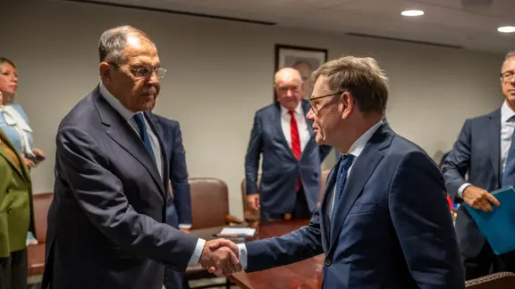 Sergej Lawrow und Johann Wadephul beim Händeschütteln nach einem Treffen in New York.
