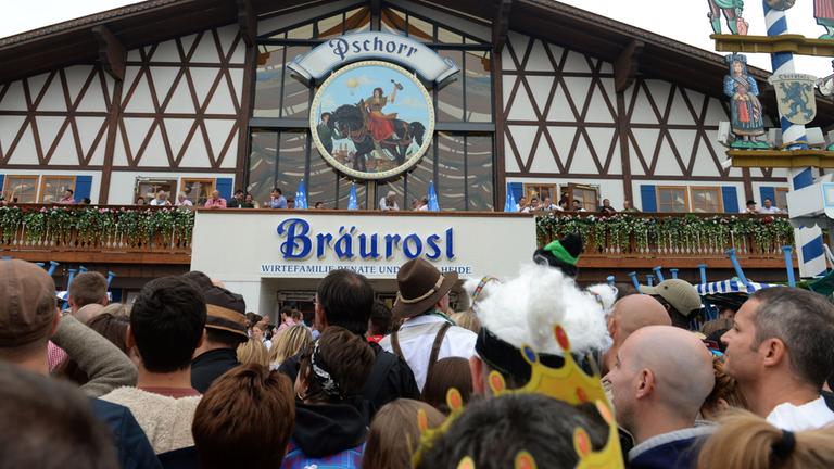 Besucher des Oktoberfests stehen vor dem Bräurosl-Zelt.