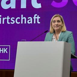 Nina Warken spricht auf dem parlamentarischen Abend im Haus der Wirtschaft. 