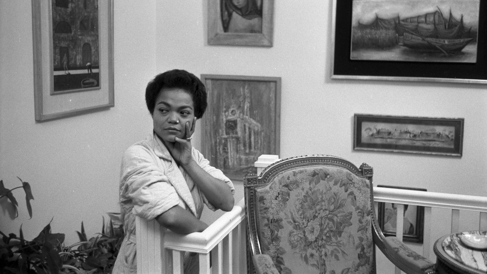 Eartha Kitt at Home: The Singer, Actor, and Iconic Catwoman’s Domestic Life in Photos