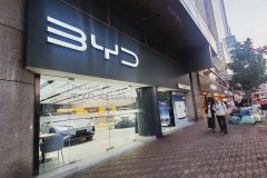 「ポルシェの跡地にBYD」 かつての日本車天国「香港」で何が起きているのか？ EV比率71%、中国車軽視が招く戦略的敗北