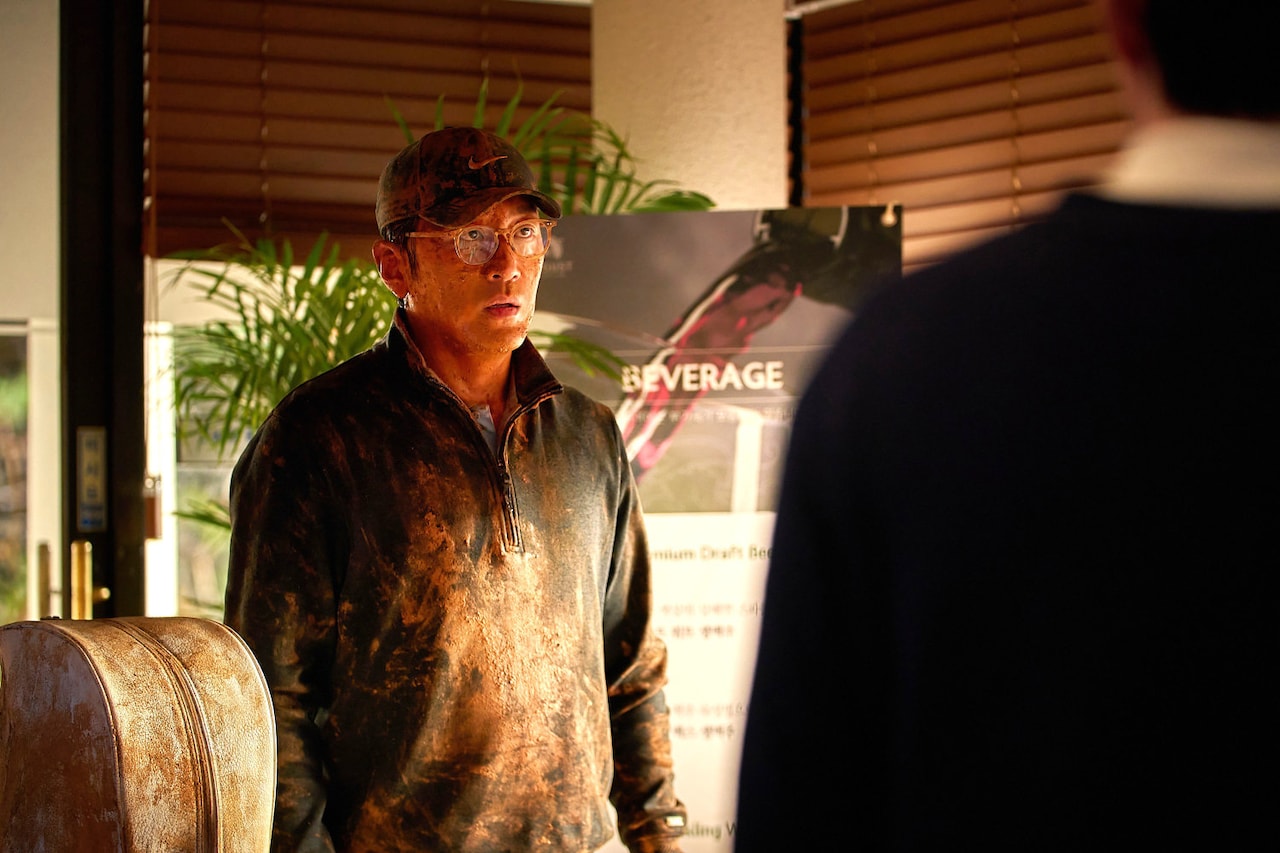 ハ・ジョンウはなぜ泥まみれに!?人生初の接待ゴルフに挑む韓国映画「ロビー！」本予告