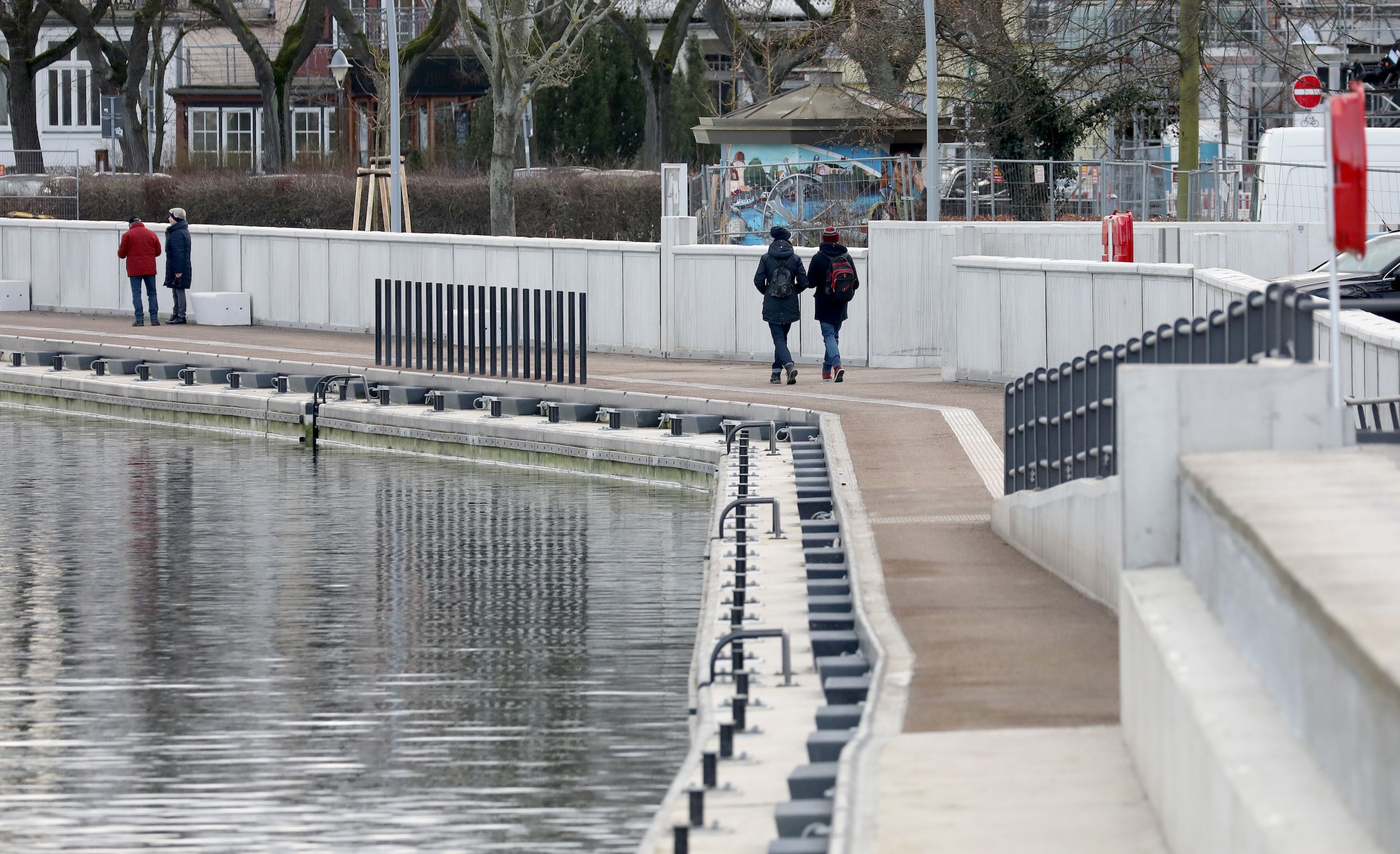 Eine Sturmflutschutzwand schützt Warnemünde.