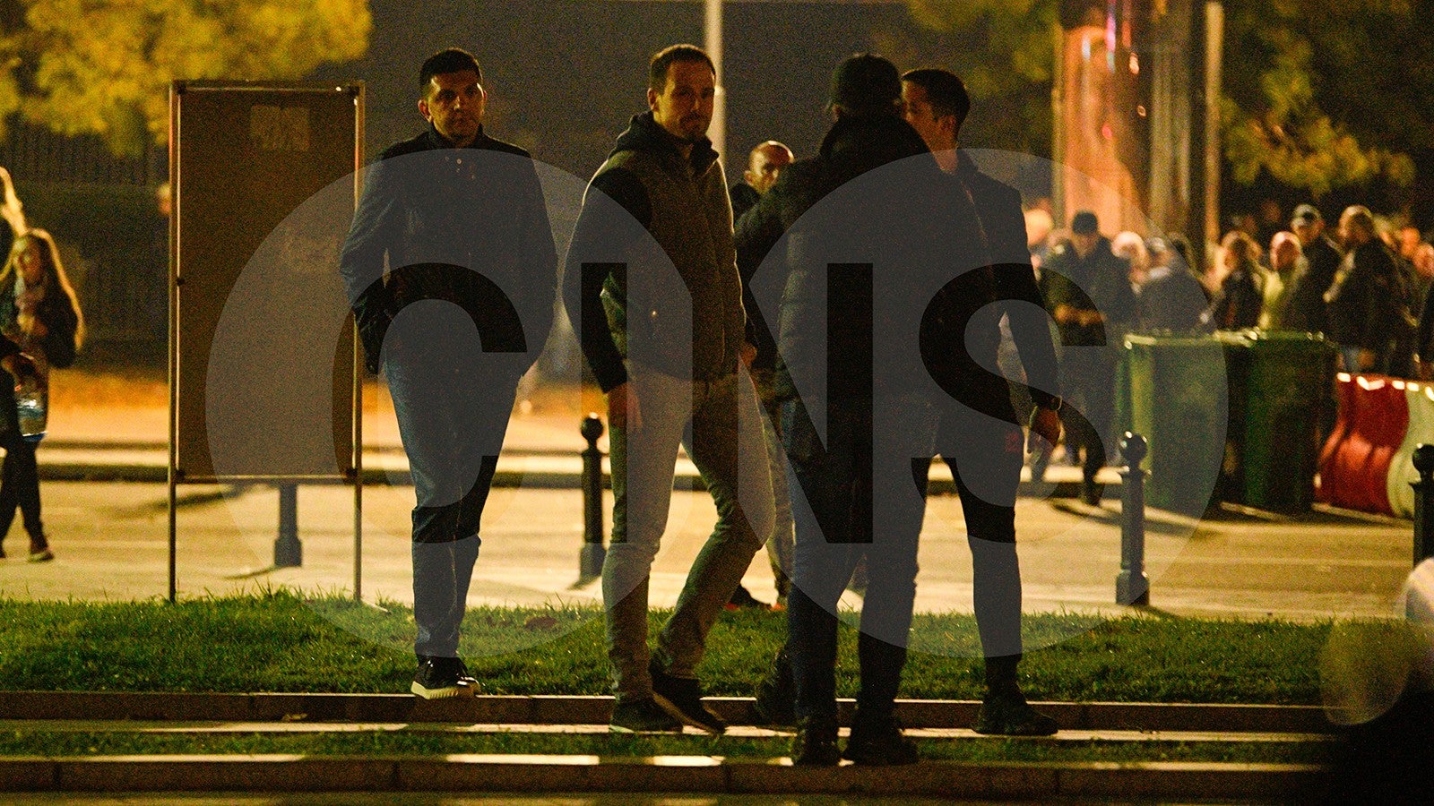 Iza kordona: Novak Nedić i Miloš Anđić u kampu ispred Skupštine