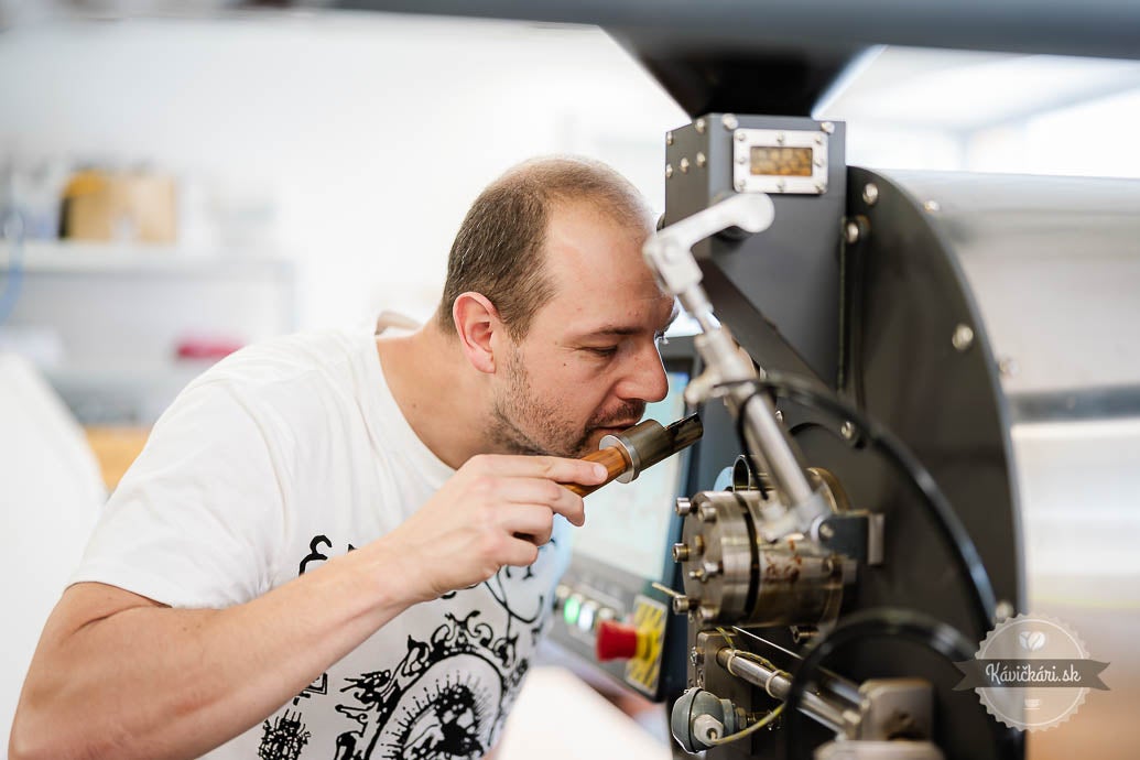 Pražiar Peter Szabó: „Coffeein rastie, ale to podstatné zostáva – chceme robiť kávu, ktorá má dušu a príbeh“