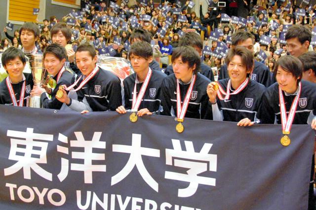 2014年の箱根駅伝を制し、優勝報告会で喜びを分かち合う選手たち