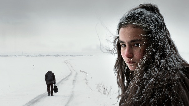 Sevim (Ece Bağci) mit Schnee im Haar, Samet (Deniz Celiloğlu) kämpft sich durch den Schnee. | Bild: NBC Film/Memento Production/Komplizen Film/Nuri Bilge Ceylan, Montage: BR