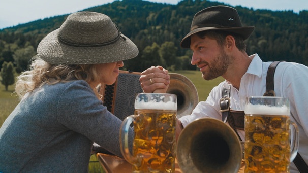 Susanne Wiesner beim Armdrücken mit der Stoabuckl Musi. | Bild: BR/Burda Studios GmbH