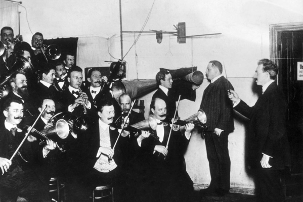 Orchester im Tonstudio bei einer Schallplatten-Aufnahme. 1908 Orchester im Tonstudio bei einer Schallplatten-Aufnahme. 1908