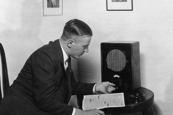 Radiohörer am Volksempfänger. 1933 Radiohörer am Volksempfänger. 1933