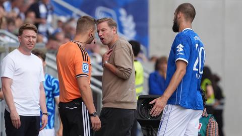 Hatten sich ein bisschen was zu sagen: Lilien-Trainer Florian Kohfeldt und das Schiedsrichter-Team.