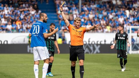 Aleksandar Vukotic sieht die Rote Karte