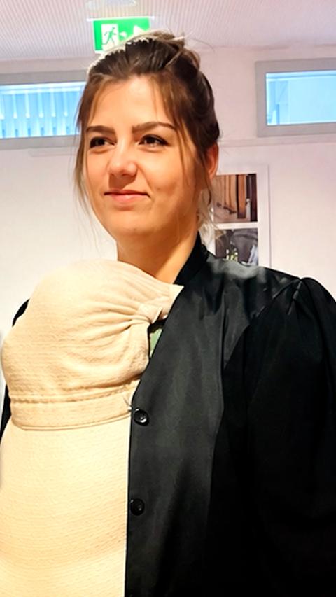 Rechtsanwältin Julia Dokara in Robe mit Baby.