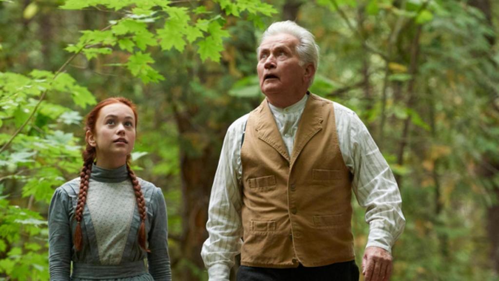 Teil 2 | Anne Shirley (Ella Ballentine) und Matthew Cuthbert (Martin Sheen).