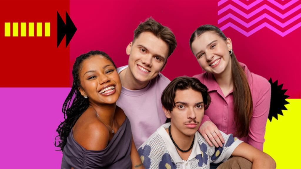 POV - Deine Geschichte zählt | Rechte: WDR/Annika Graeff Kiara, Noel, Valentin und Helena sitzen lächelnd eng zusammen. Im Hintergrund das POV-Logo und Farbflächen im Gelb, Rot und Pink.