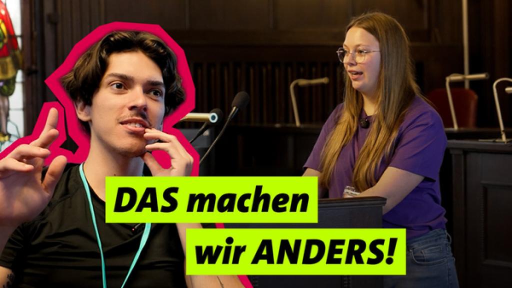 Politik können wir selbst - Wie ein Jugendparlament funktioniert | Rechte: WDR POV-Host Valentin (Vordergrund) sitzt vor Frida, die vorne am Rednerpult im Plenarsaal steht und die Jugendparlamentssitzung eröffnet.