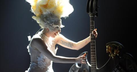 lady-gaga-brits-1100-2010.jpg