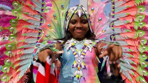 31. August: Es wird bunt und ausgelassen auf Londons Straßen! Beim 60. Notting Hill Carnival performten Teilnehmende bei der Parade am Familien- und Kindertag in aufwendigen Kostümen. Die mehrtägige Veranstaltung ist eines der größten Straßenfeste der Welt.