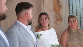 Ein Brautpaar während der Trauung. Burcu und Kai haben in Tettnang geheiratet. Dass die Trauung in einem kleinen Rahmen stattfindet, haben sie sich so gewünscht.