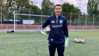 Gabriel Habmann mit einem Fußball im Arm