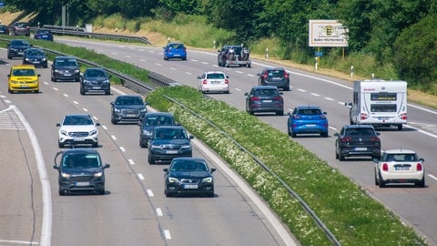 Zwischen Ulm-West und dem Kreuz UlmElchingen wird die A8 verbreitert. (Archivbild)
