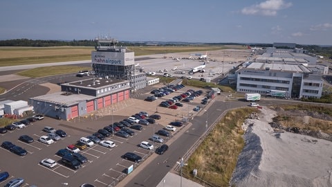 Die Bäche rund um den Flughafen Frankfurt-Hahn sind mit PFAS-Chemikalien belastet. Aber eine Sanierung ist nicht in Sicht. 