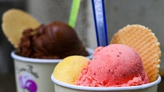 Zwei Becher mit verschiedenen Eissorten. 