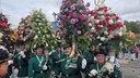 Schützen mit Blumenhörnern auf den Schultern