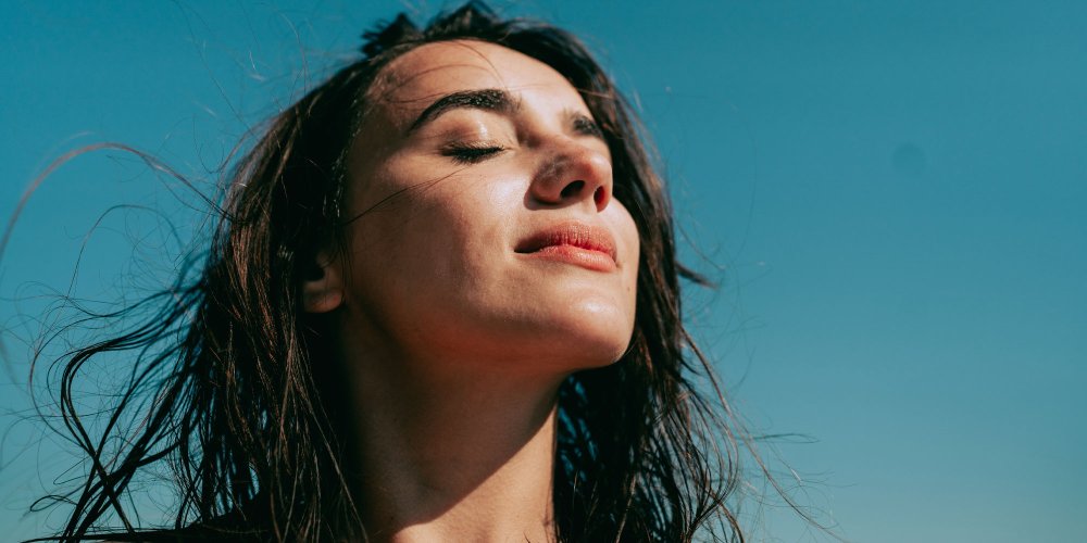 Acné après les vacances : ces routines SOS validées par les dermatologues pour retrouver une belle peau