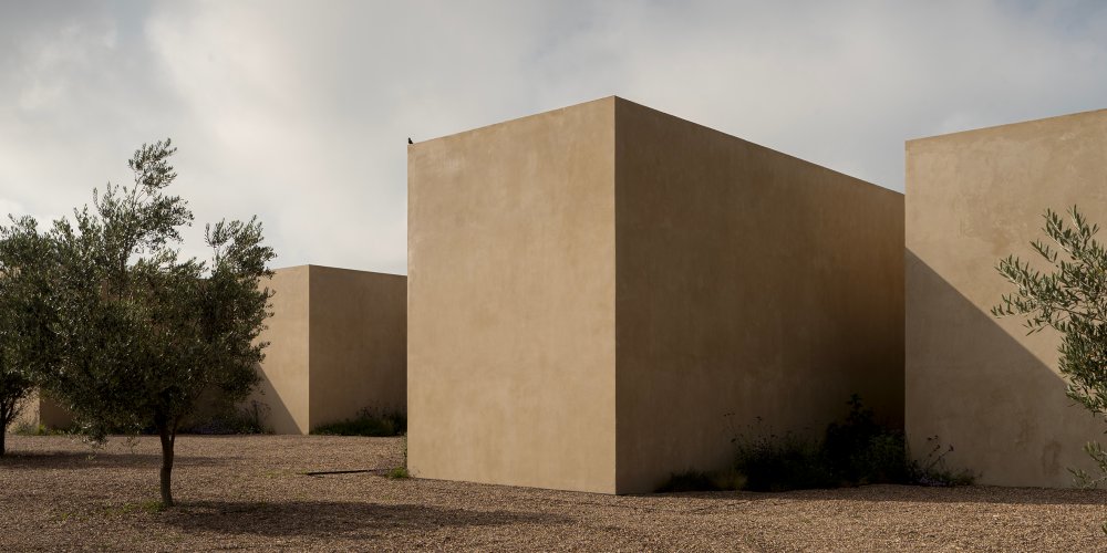 Avec ses murs de pierre et sa lumière théâtrale, cette maison est un chef-d’œuvre d’architecture