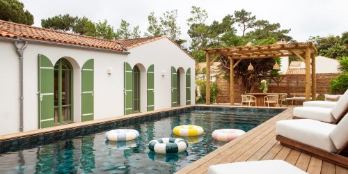 Maison de vacances avec piscine creusée dans la terrasse en bois